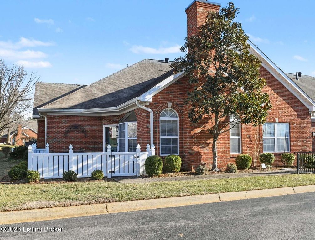 8126 Saint Andrews Village Dr, Louisville, KY 40241