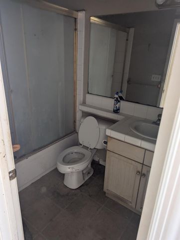 7711 N Ivanhoe Avenue, Fresno, CA 93722