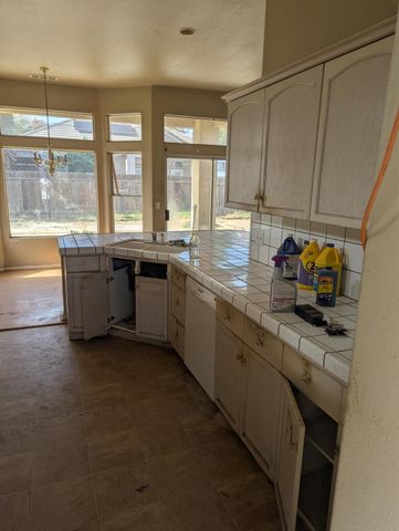 7711 N Ivanhoe Avenue, Fresno, CA 93722