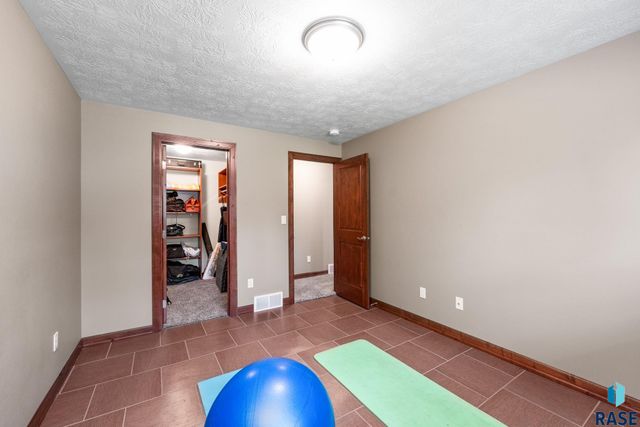 8805 E Palametto St Street, Sioux Falls, SD 57110