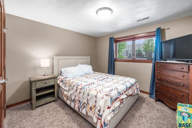 8805 E Palametto St Street, Sioux Falls, SD 57110