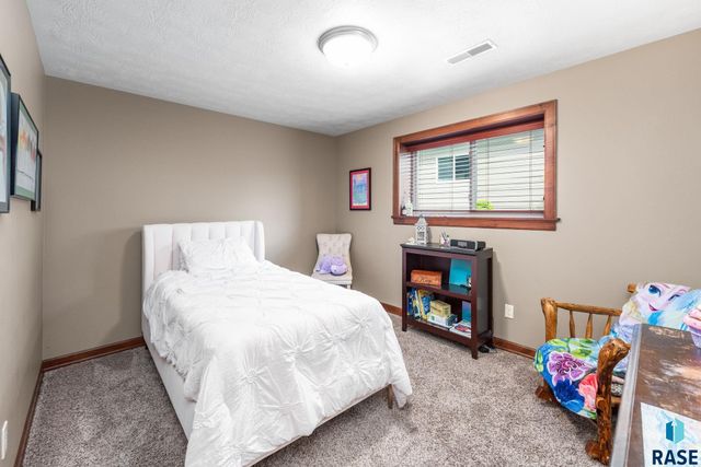 8805 E Palametto St Street, Sioux Falls, SD 57110