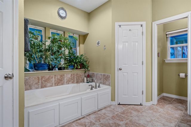 128 Meandering Way, Weatherford, TX 76086