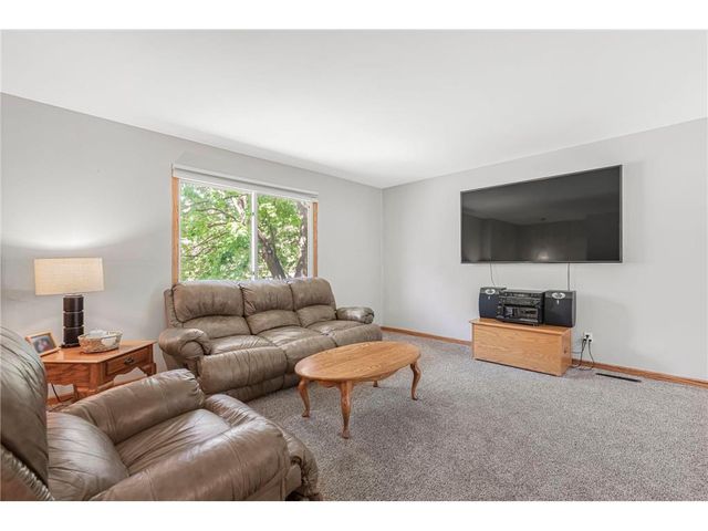 286 Frankland Street, Mahtomedi, MN 55115
