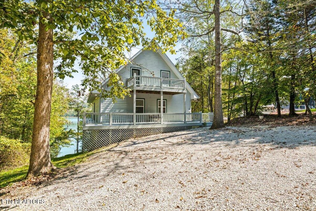 939 E Norris Point Rd, Lafollette, TN 37766