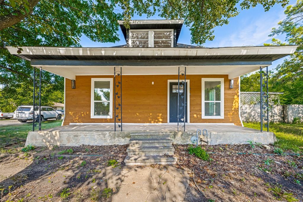 404 S Pearl Street, Trenton, TX 75490