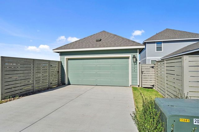 193 Weaver LN, Bastrop, TX 78602