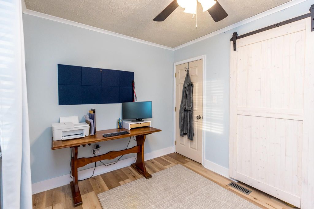 Image 15 of property listing at 3427 YORK ST, Manchester, MD 21102