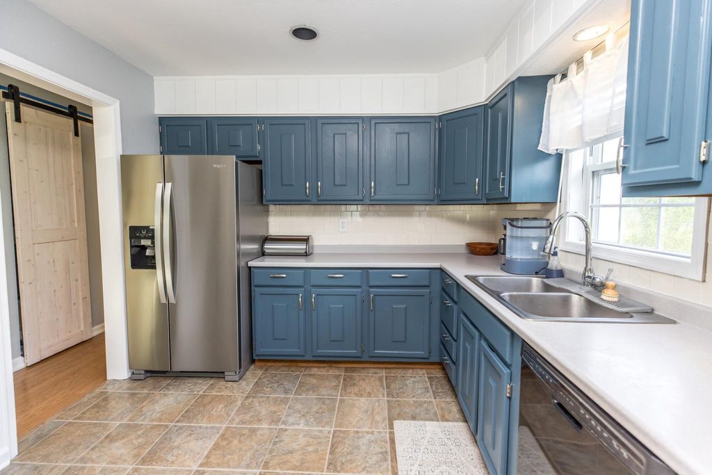 Image 5 of property listing at 3427 YORK ST, Manchester, MD 21102