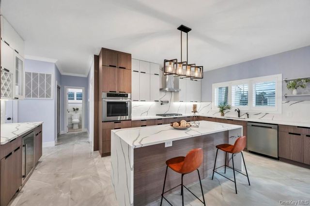 185 9th Street, Hicksville, NY 11801