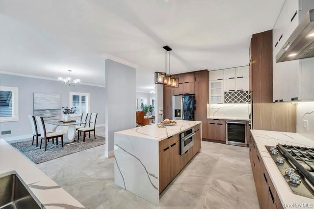 185 9th Street, Hicksville, NY 11801