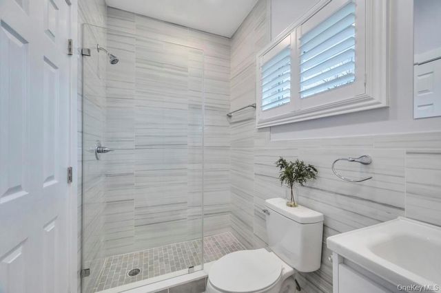 185 9th Street, Hicksville, NY 11801