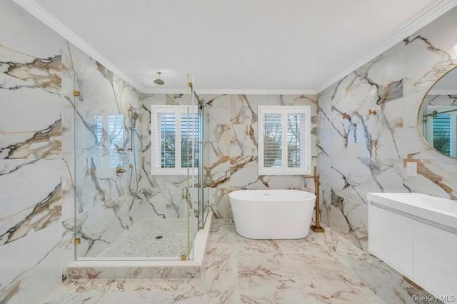 185 9th Street, Hicksville, NY 11801