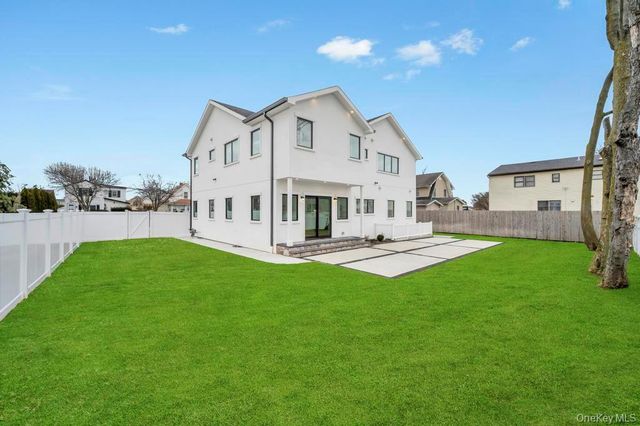 185 9th Street, Hicksville, NY 11801