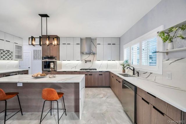 185 9th Street, Hicksville, NY 11801