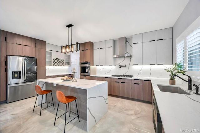 185 9th Street, Hicksville, NY 11801