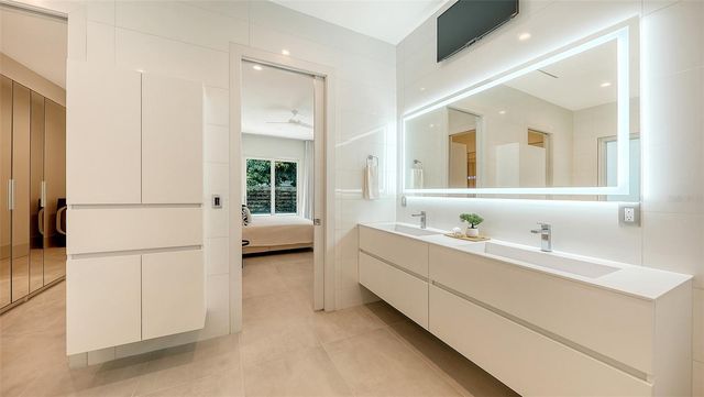 2138 HAWTHORNE STREET, Sarasota, FL 34239