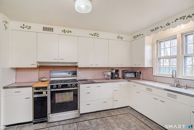 8 Crest Road, Danbury, CT 06811