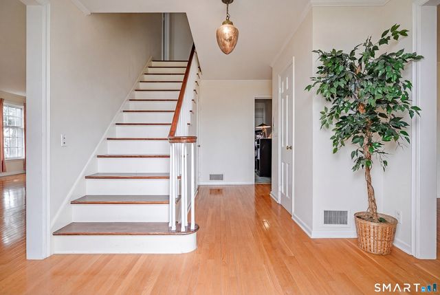 8 Crest Road, Danbury, CT 06811