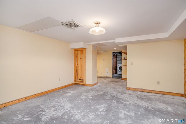 8 Crest Road, Danbury, CT 06811