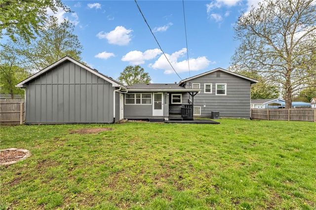 604 NW Carroll Drive, Lee's Summit, MO 64063