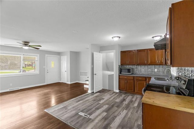 604 NW Carroll Drive, Lee's Summit, MO 64063