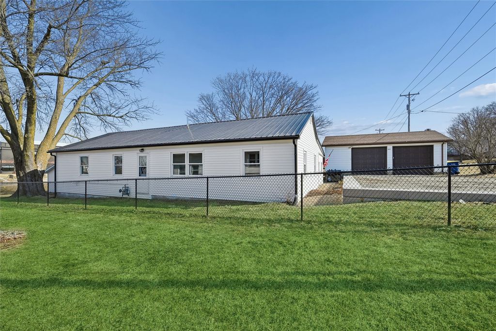 207 W Main Street, Urbana, IA 52345