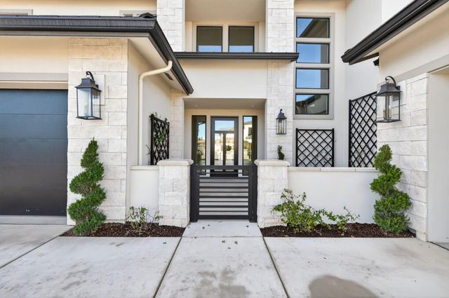 2345 E Putter Way, Fresno, CA 93730