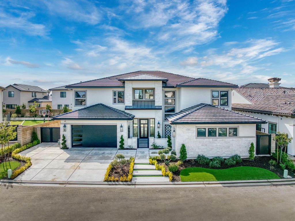 Image 1 of property listing at 2345 E Putter Way, Fresno, CA 93730