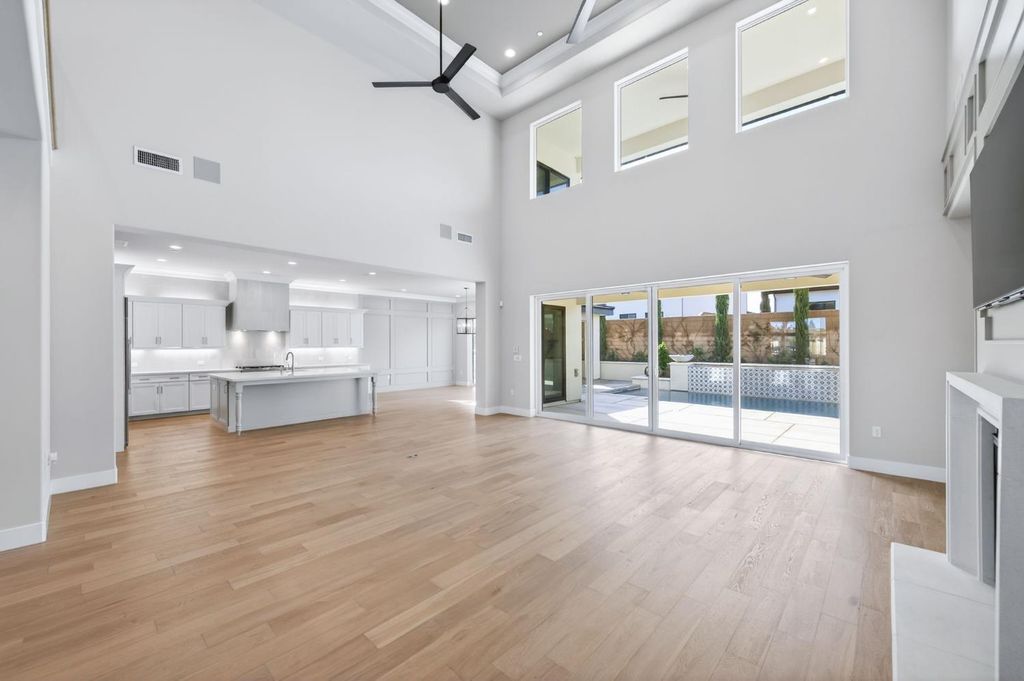 Image 10 of property listing at 2345 E Putter Way, Fresno, CA 93730