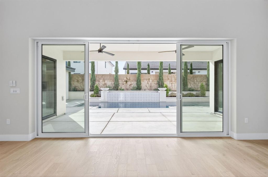 Image 12 of property listing at 2345 E Putter Way, Fresno, CA 93730