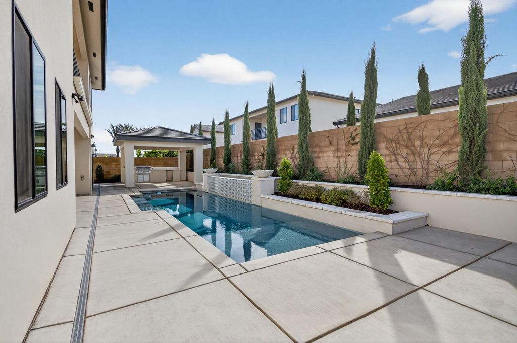 Image 14 of property listing at 2345 E Putter Way, Fresno, CA 93730