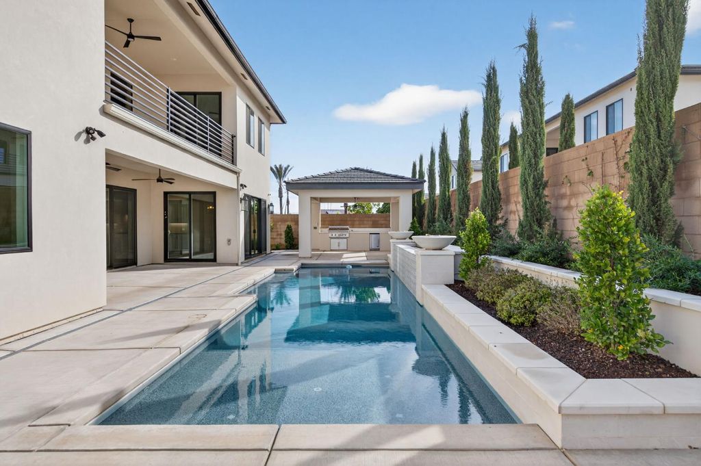 Image 15 of property listing at 2345 E Putter Way, Fresno, CA 93730