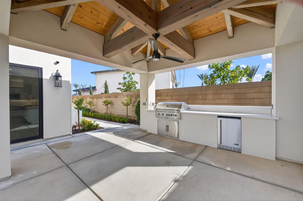 Image 16 of property listing at 2345 E Putter Way, Fresno, CA 93730