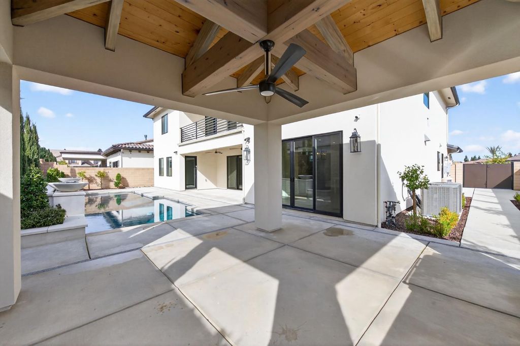 Image 17 of property listing at 2345 E Putter Way, Fresno, CA 93730