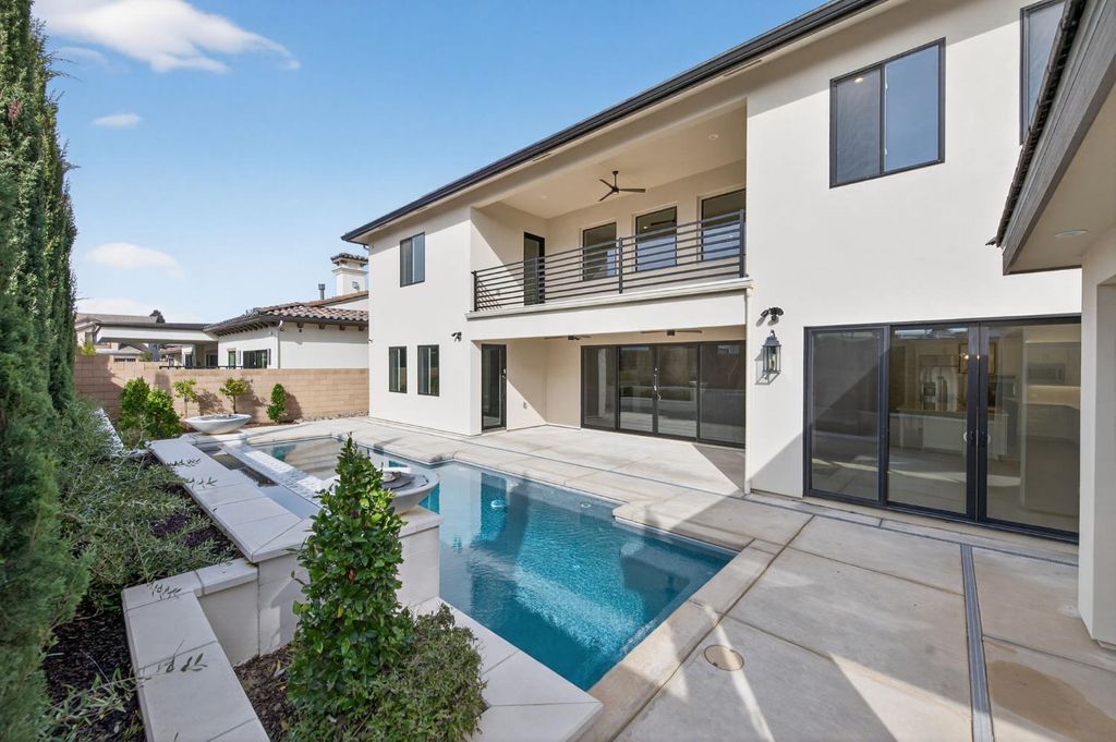 Image 18 of property listing at 2345 E Putter Way, Fresno, CA 93730