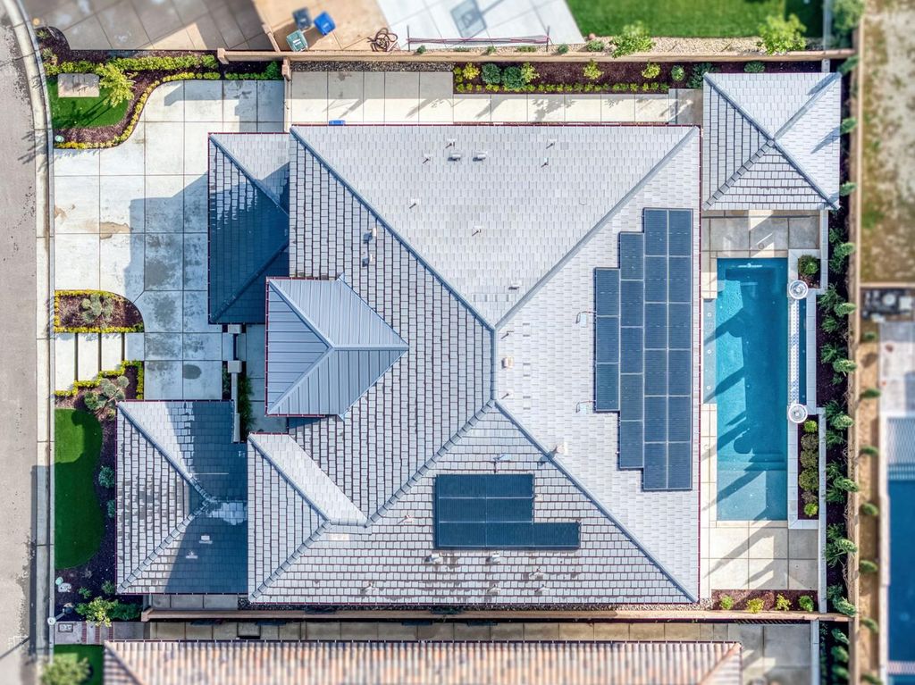 Image 3 of property listing at 2345 E Putter Way, Fresno, CA 93730