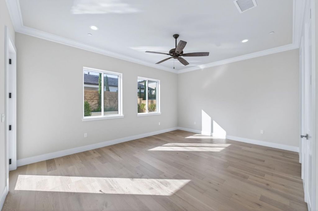 Image 30 of property listing at 2345 E Putter Way, Fresno, CA 93730