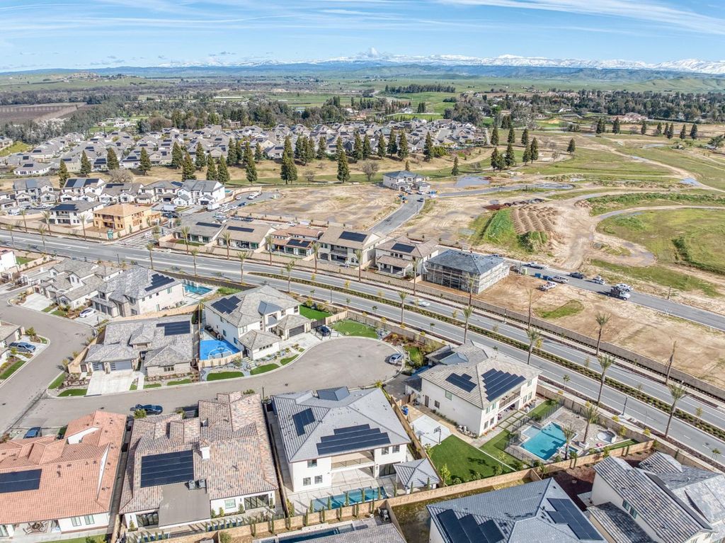 Image 4 of property listing at 2345 E Putter Way, Fresno, CA 93730