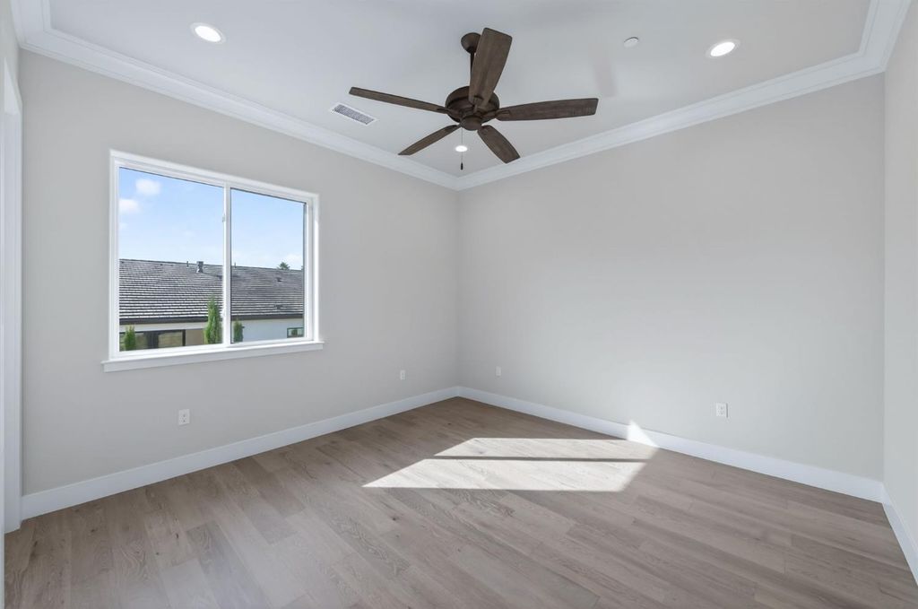 Image 40 of property listing at 2345 E Putter Way, Fresno, CA 93730