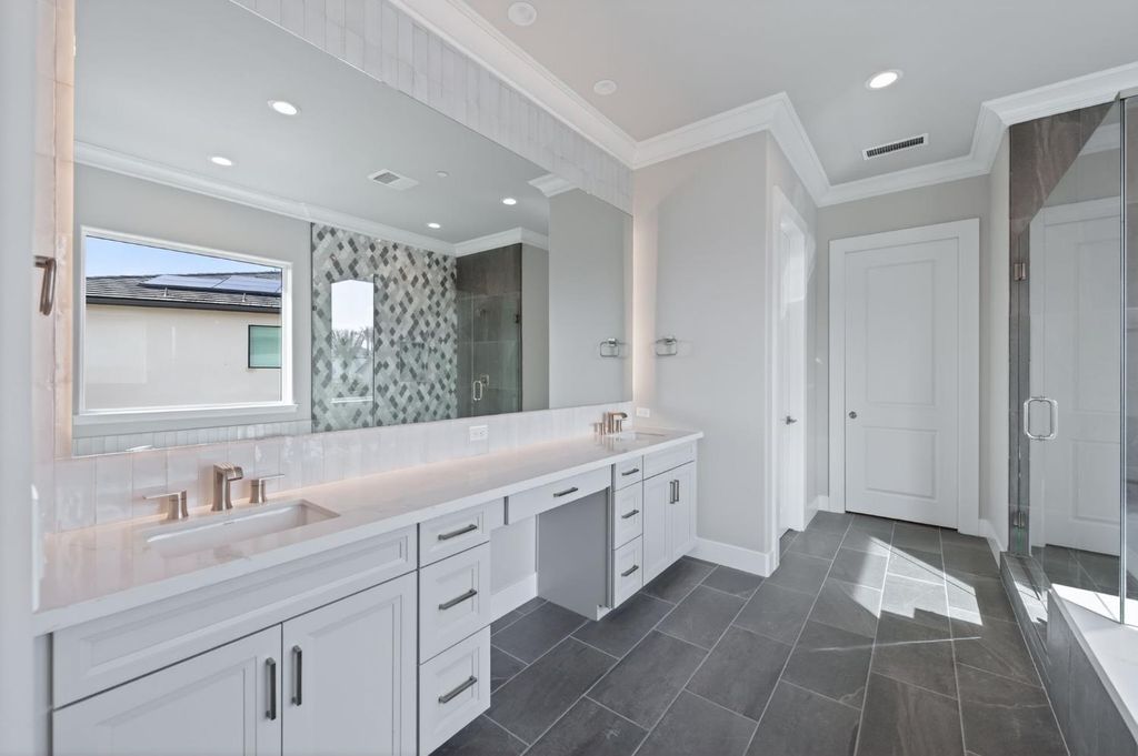 Image 43 of property listing at 2345 E Putter Way, Fresno, CA 93730