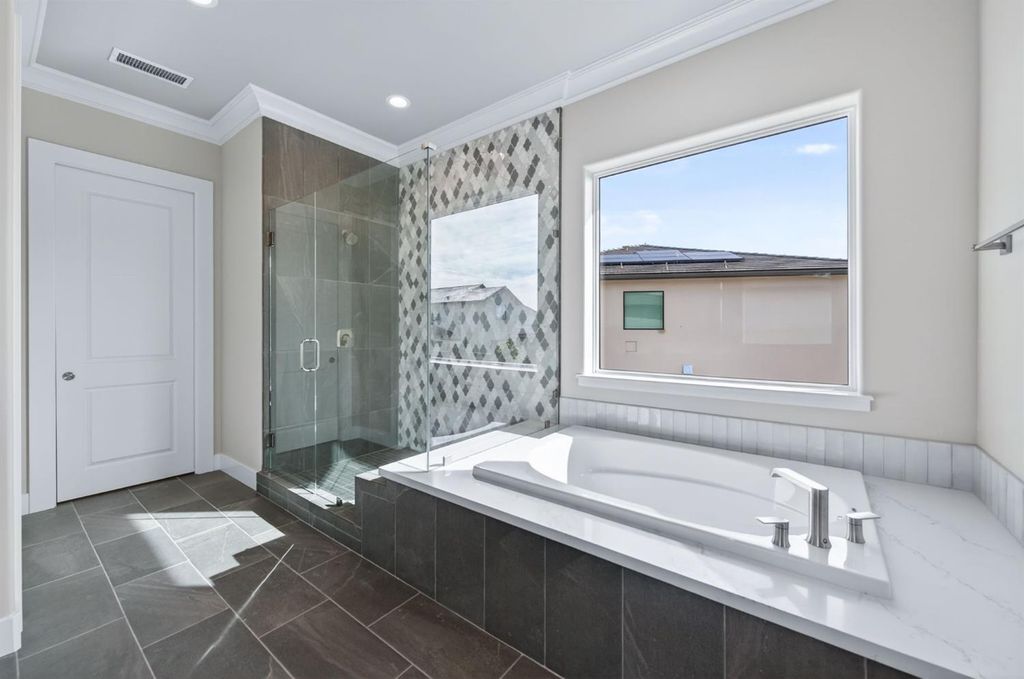 Image 44 of property listing at 2345 E Putter Way, Fresno, CA 93730