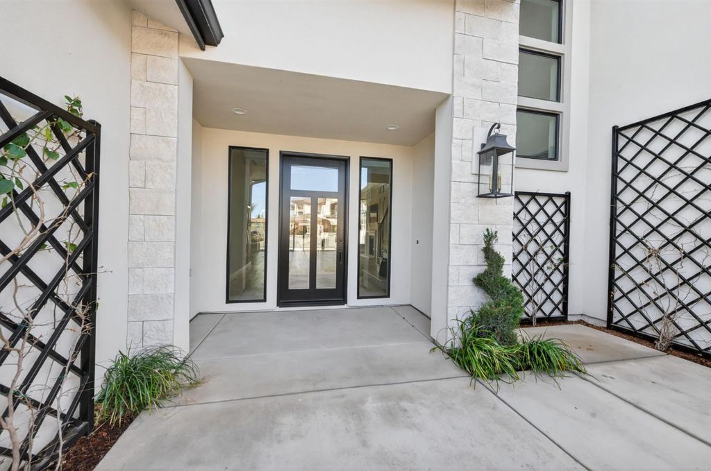 Image 7 of property listing at 2345 E Putter Way, Fresno, CA 93730