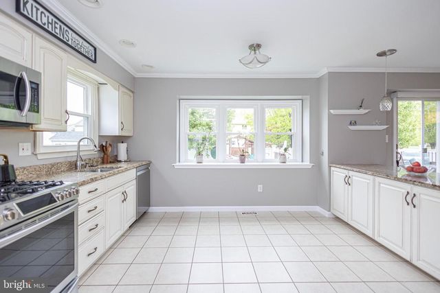 405 LONGSTONE DR, Cherry Hill, NJ 08003