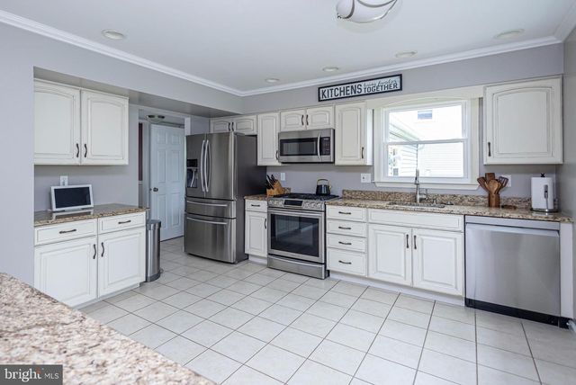 405 LONGSTONE DR, Cherry Hill, NJ 08003