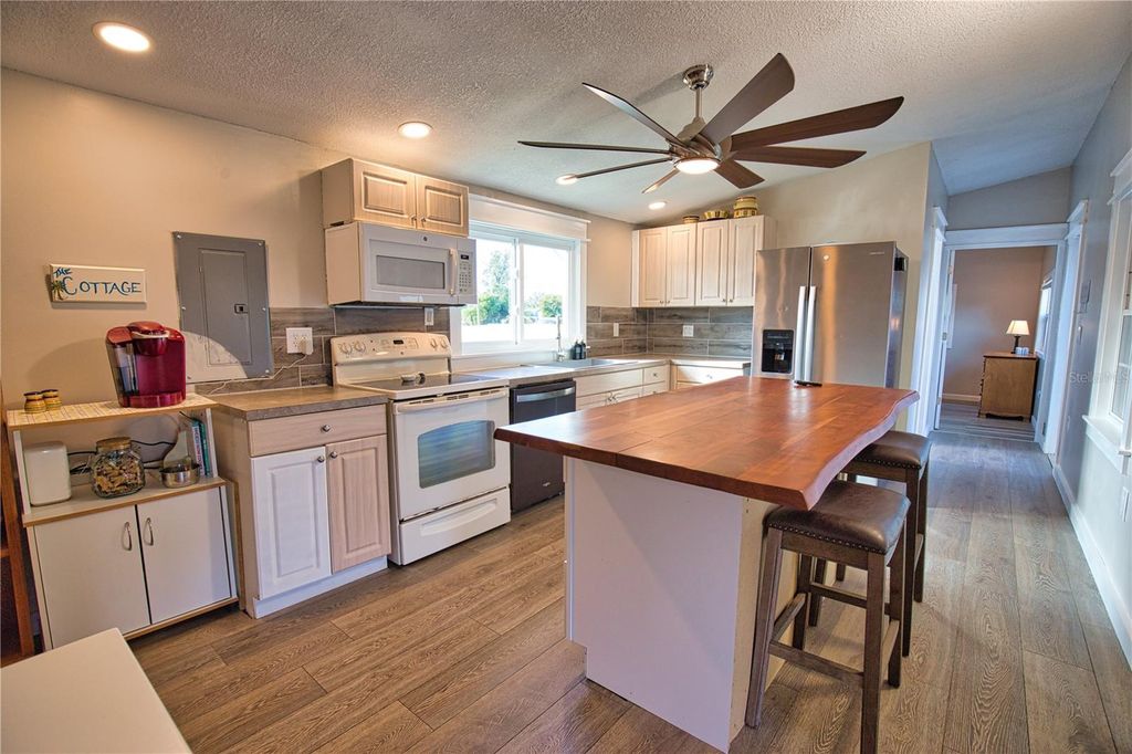 Image 11 of property listing at 2302 SE RED BARON DRIVE, Arcadia, FL 34266