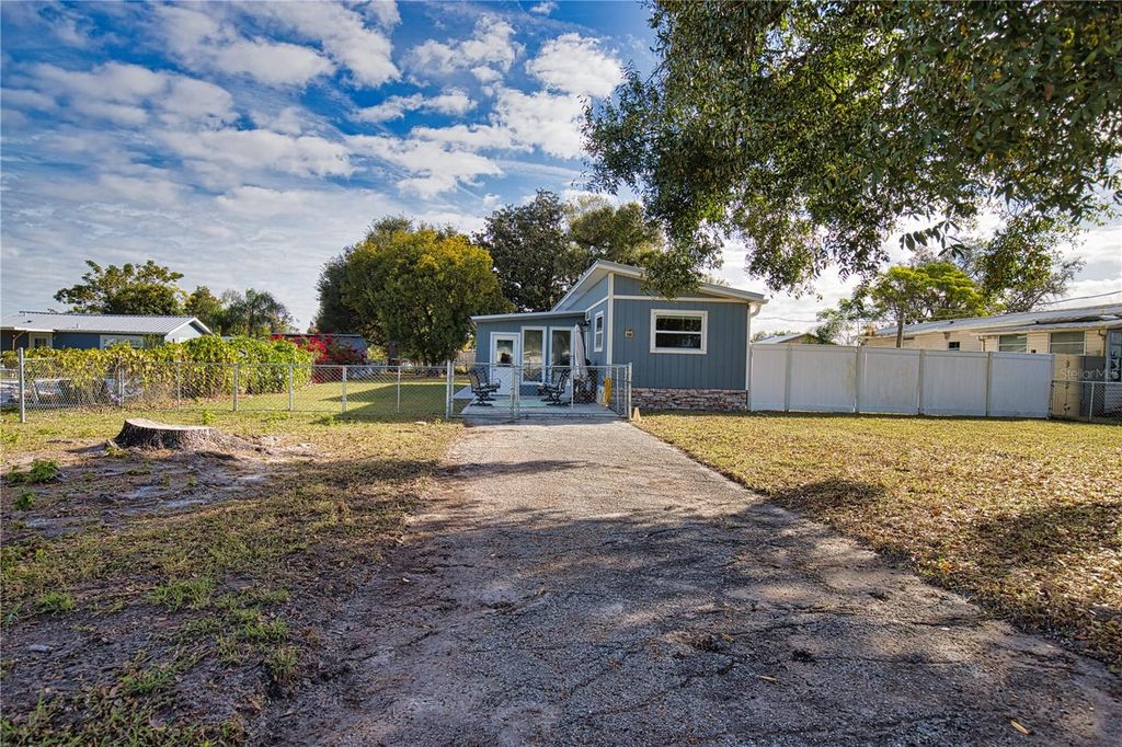 Image 6 of property listing at 2302 SE RED BARON DRIVE, Arcadia, FL 34266