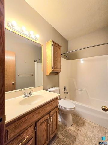6401 S Crane Ave, Sioux Falls, SD 57108