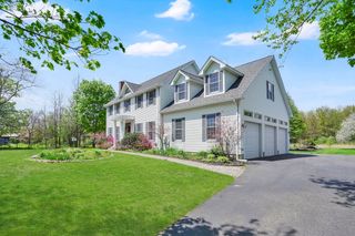 45 Pomeroy Meadow Rd, Southampton, MA 01073