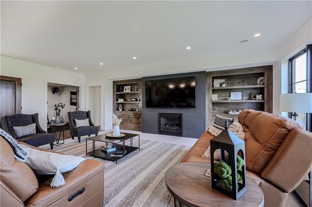 8512 N Booth Avenue, Kansas City, MO 64157